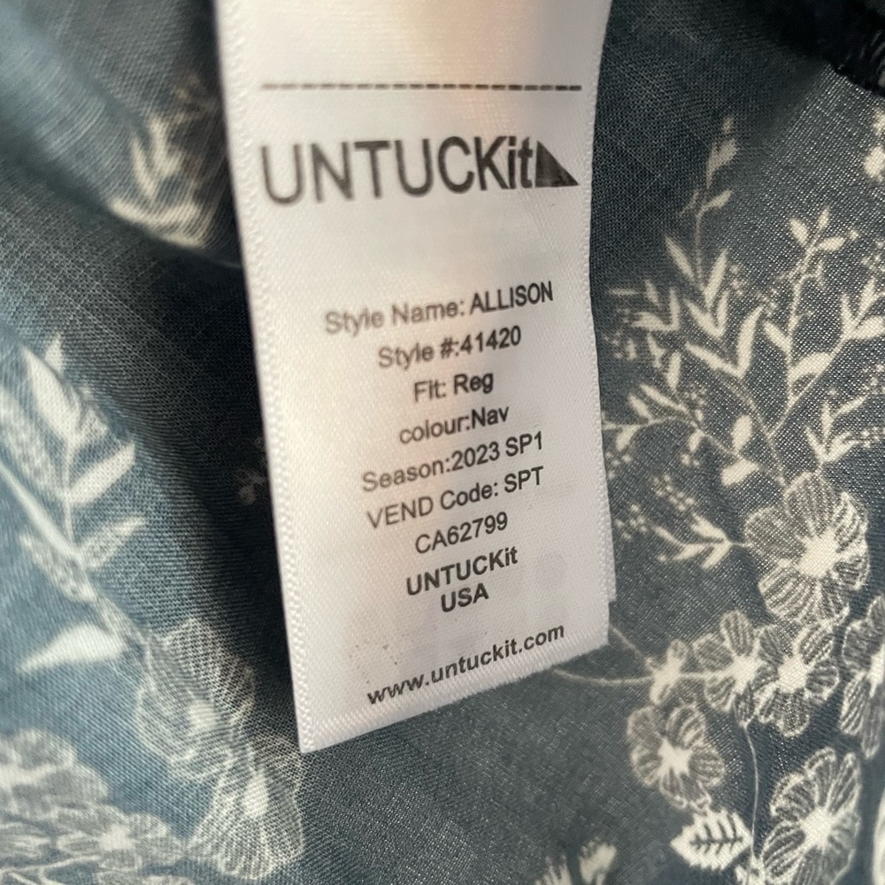 UNTUCKit Women's Allison Floral Short Sleeve Shirt - Picture 7 of 7